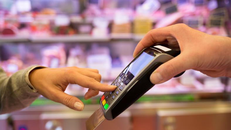 信用卡期中考:交行收缩,平安强势,工行佛系